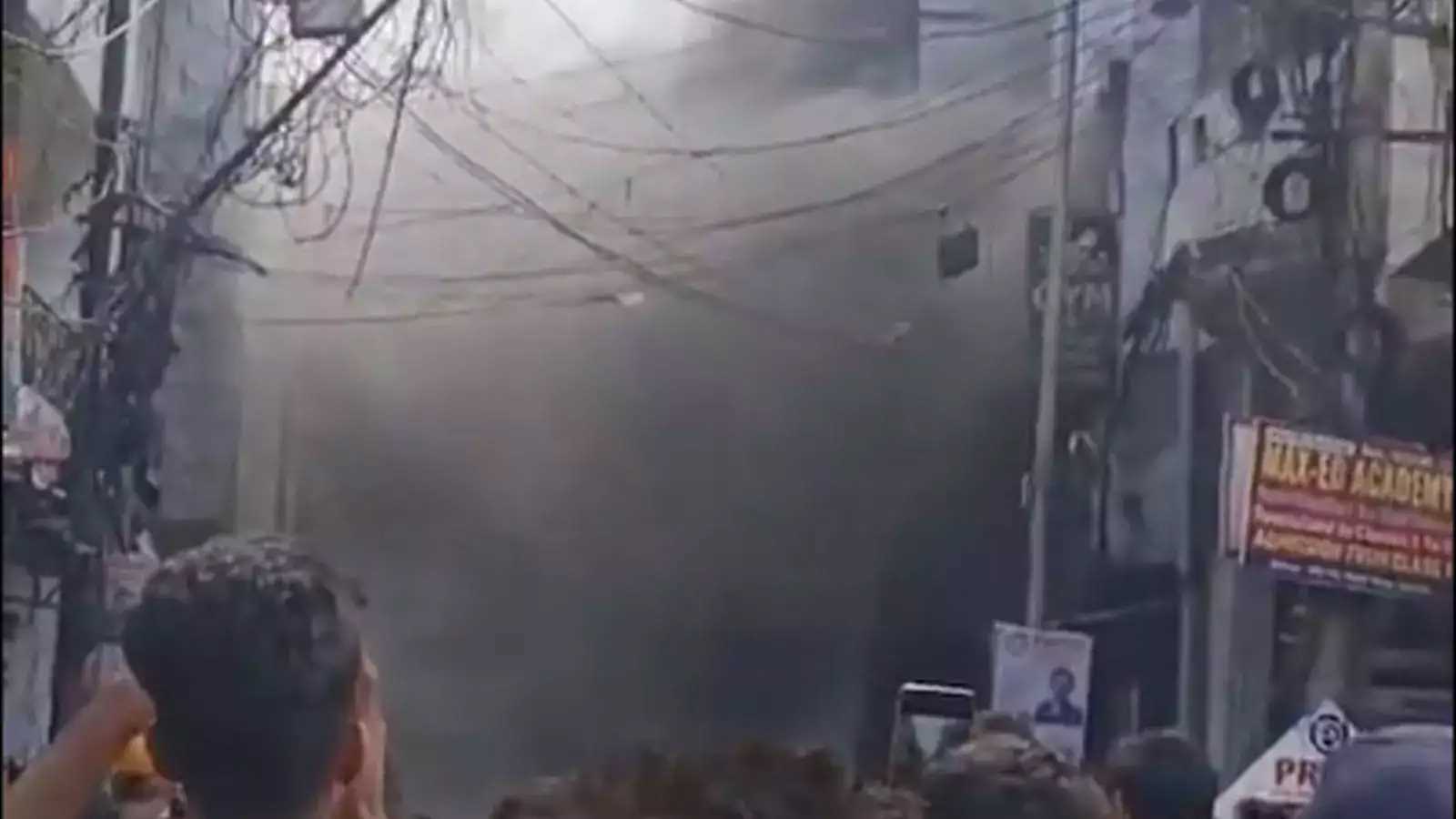 लखनऊ : अमीनाबाद बिल्डिंग में आग लगने से हड़कंप, फायर ब्रिगेड ने काबू पाया